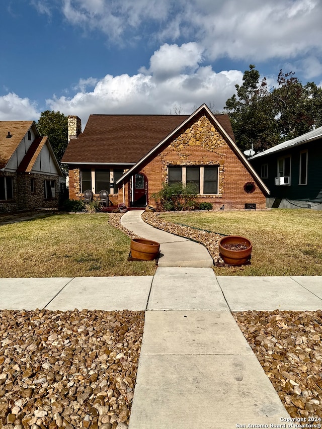 view of front of home with a front yard