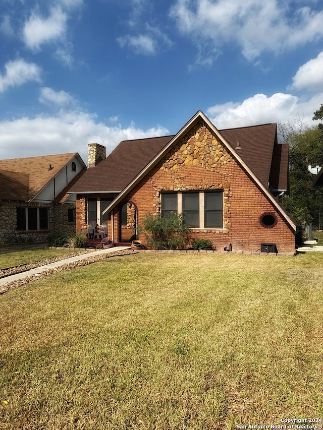 view of front facade with a front lawn