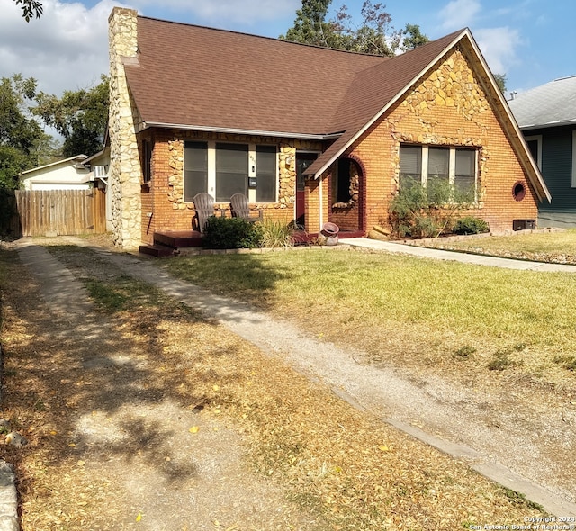 view of front of property with a front lawn