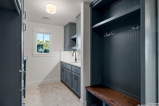 160 Mountain Way, Kerrville, TX 78028 - mudroom featuring a sink, baseboards, and brick patterned flooring