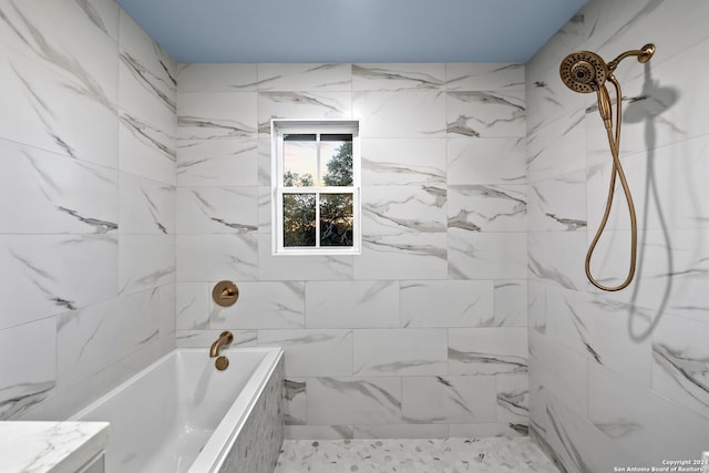 bathroom featuring tiled shower / bath