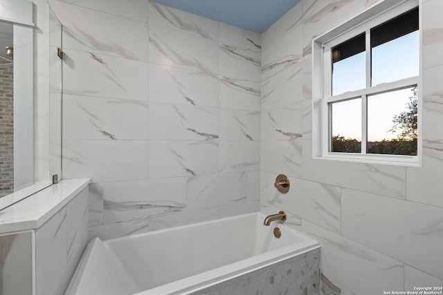 bathroom with tiled shower / bath combo