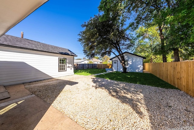 view of yard featuring a storage shed