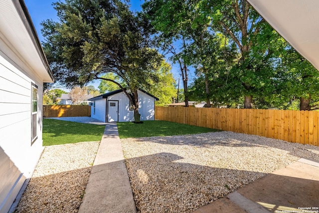 view of yard featuring an outdoor structure