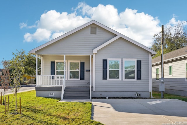 view of front facade with covered porch and a front lawn