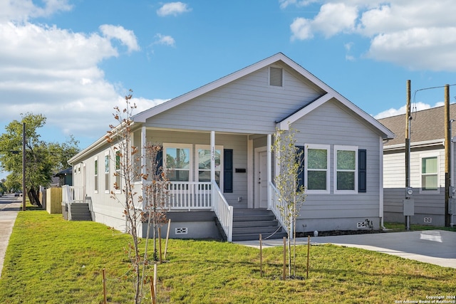 view of front of house with a front lawn and covered porch