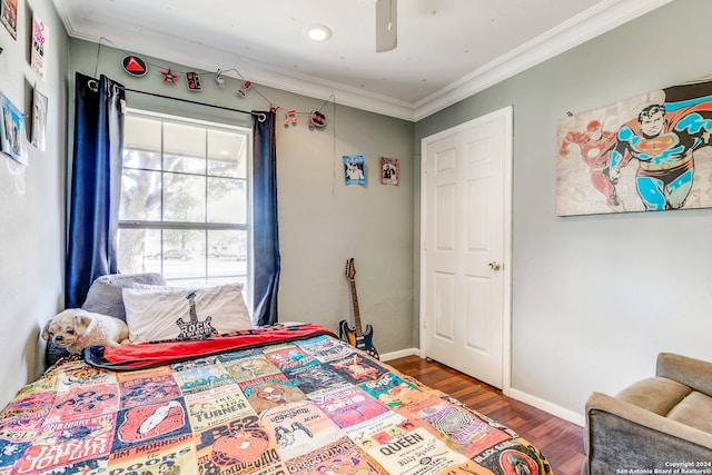 bedroom with hardwood / wood-style floors, ceiling fan, and crown molding