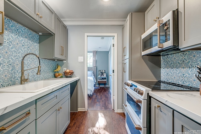 kitchen with sink, white electric range, dark hardwood / wood-style flooring, crown molding, and gray cabinets