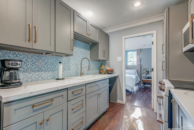 kitchen with crown molding, sink, gray cabinets, white electric range, and dark hardwood / wood-style floors