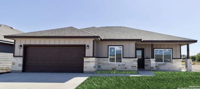 view of front facade with a garage