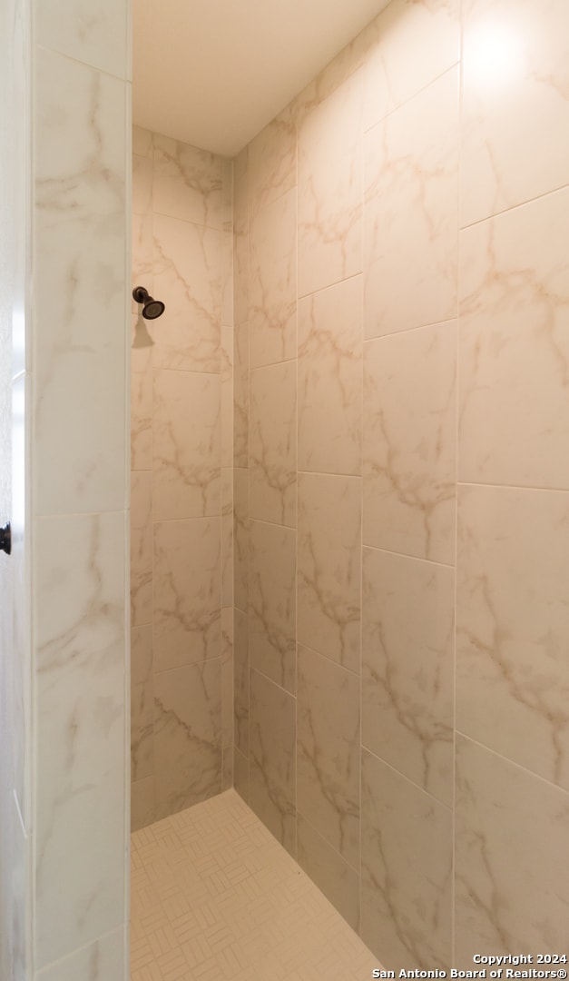 bathroom featuring a tile shower