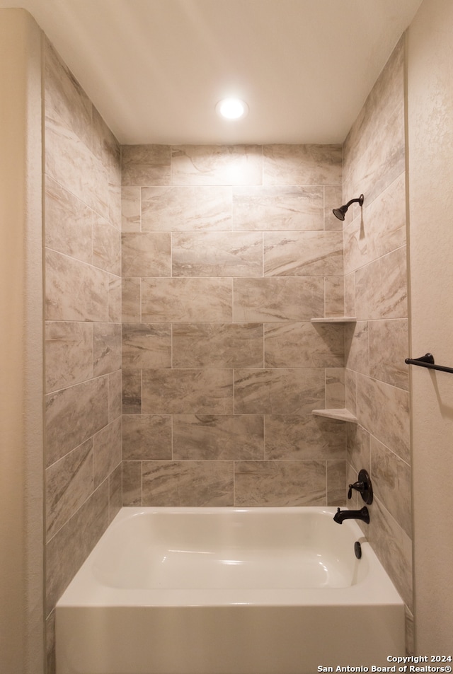 bathroom with tiled shower / bath