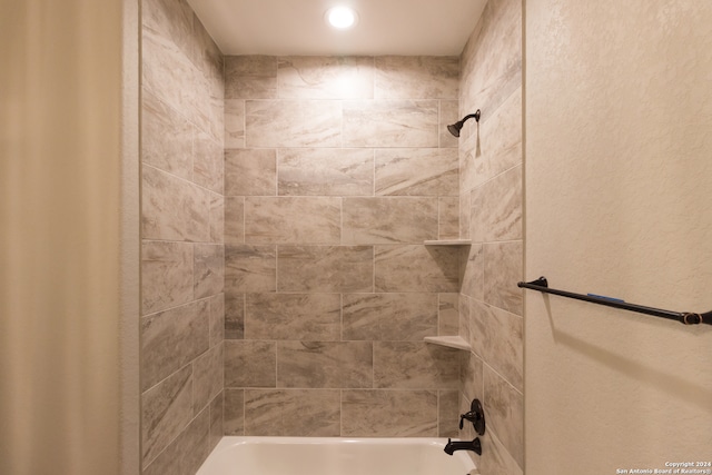 bathroom with tiled shower / bath