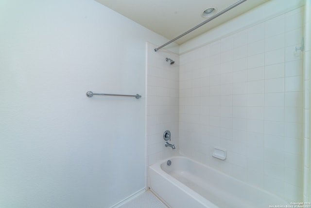 bathroom with tiled shower / bath combo