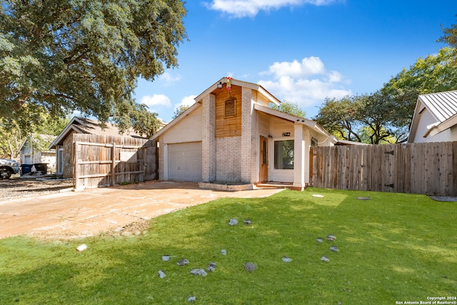 view of front of property featuring a front yard and a garage