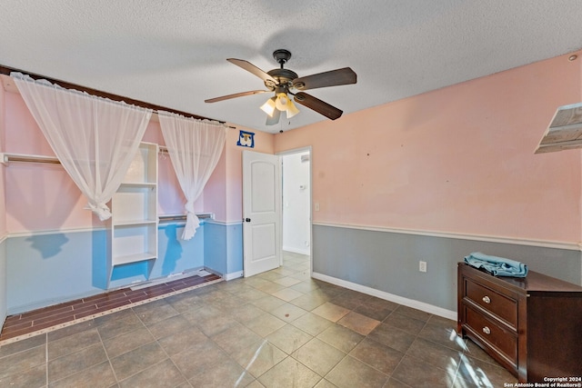 unfurnished room featuring a textured ceiling and ceiling fan