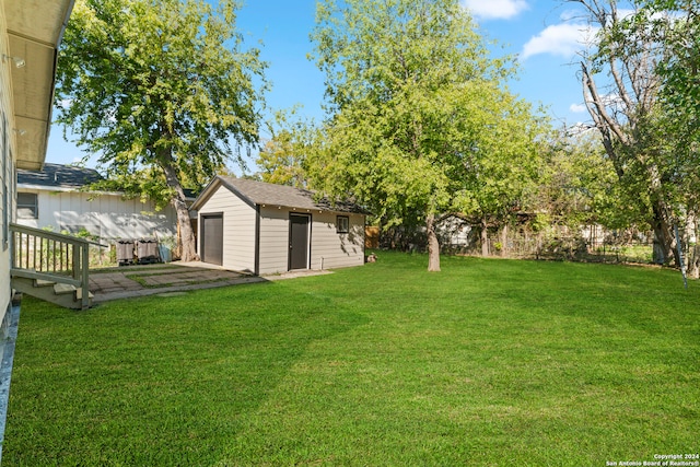 view of yard with an outdoor structure