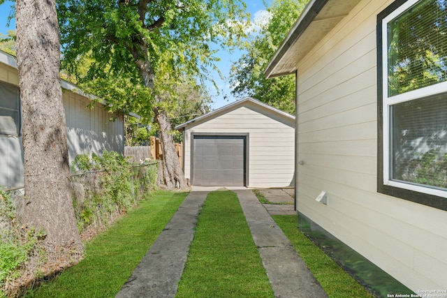 view of yard featuring an outdoor structure and a garage