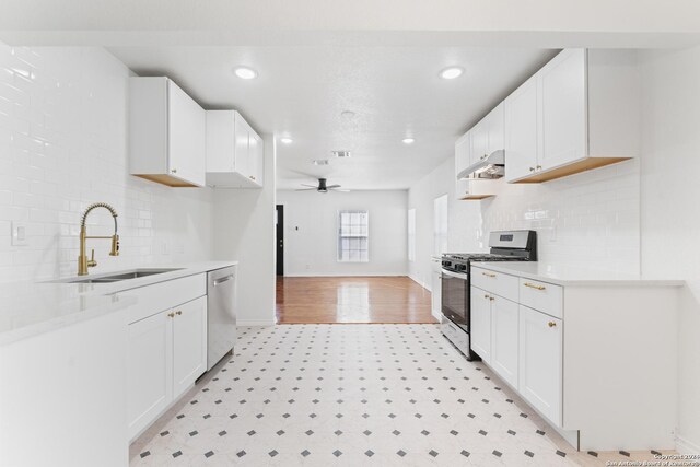 611 Kirk Pl, San Antonio, TX 78225 - kitchen with stainless steel appliances, a sink, a ceiling fan, under cabinet range hood, and decorative backsplash