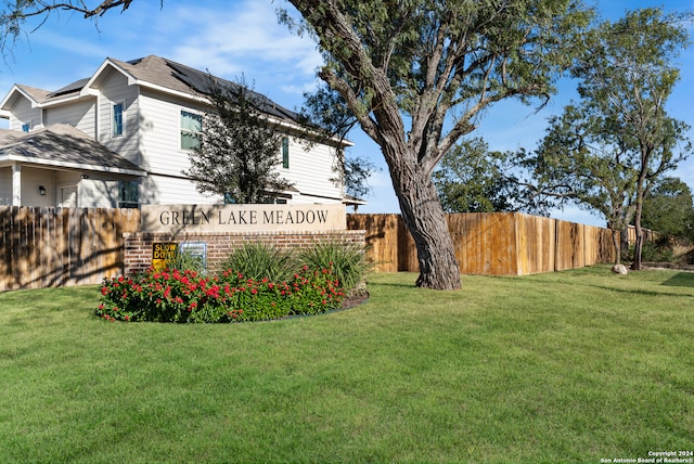 community / neighborhood sign featuring a lawn