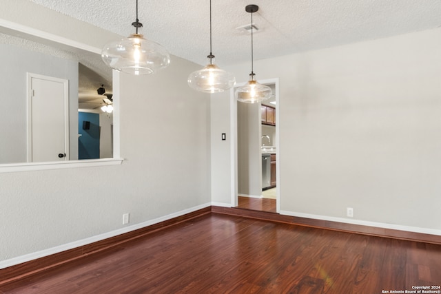 unfurnished room featuring a textured ceiling, dark hardwood / wood-style flooring, and ceiling fan