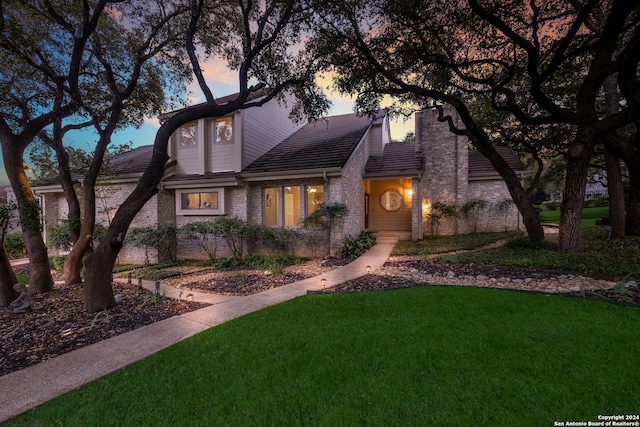 view of front of home featuring a lawn