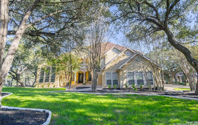 view of front facade featuring a front lawn