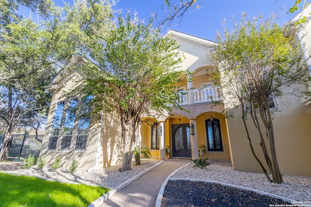 view of front of property featuring a balcony