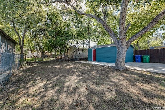 view of yard featuring an outdoor structure