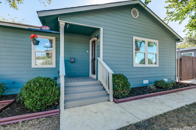 doorway to property with covered porch