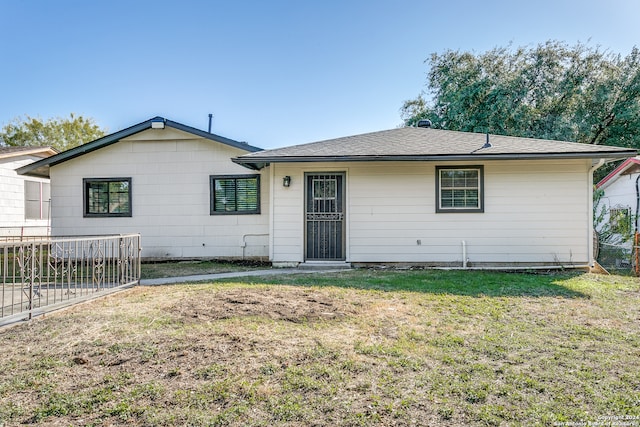 view of front of property with a front yard