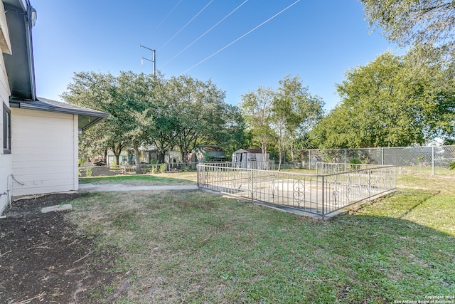 view of yard with a shed