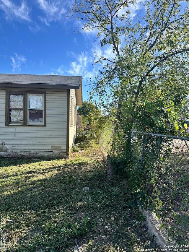 view of side of property featuring a yard