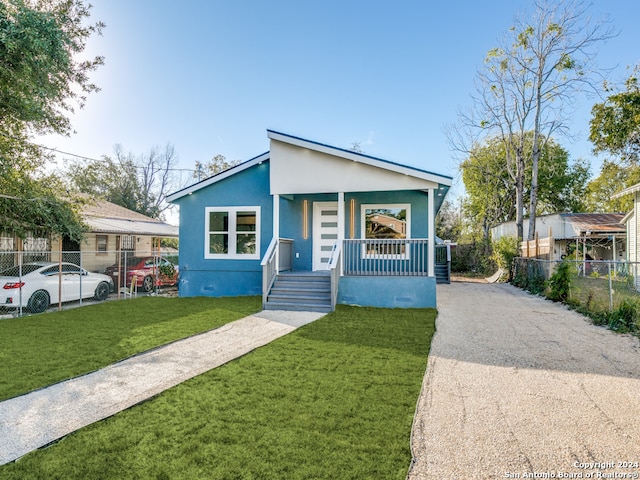 view of front of house featuring a porch and a front lawn