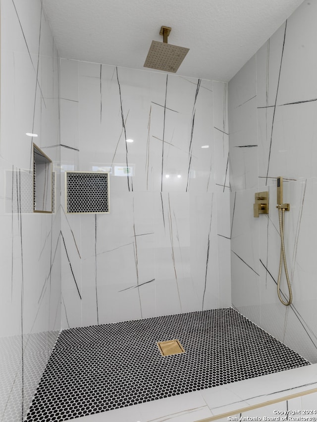 room details featuring a tile shower