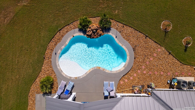 view of swimming pool