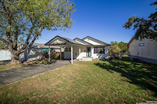 view of front of home with a front yard and a carport