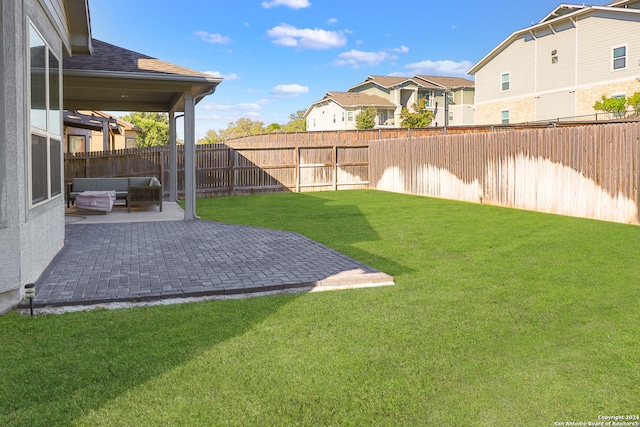 view of yard featuring outdoor lounge area and a patio