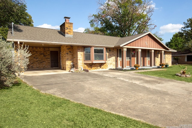 view of front of house featuring covered porch and a front yard