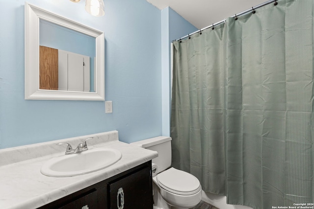 bathroom featuring a shower with curtain, vanity, and toilet