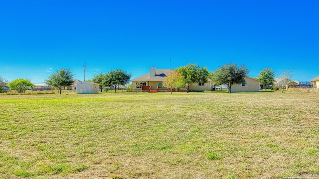 view of yard featuring a storage shed