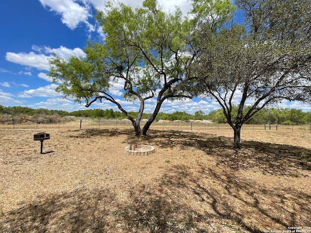 view of yard featuring a rural view