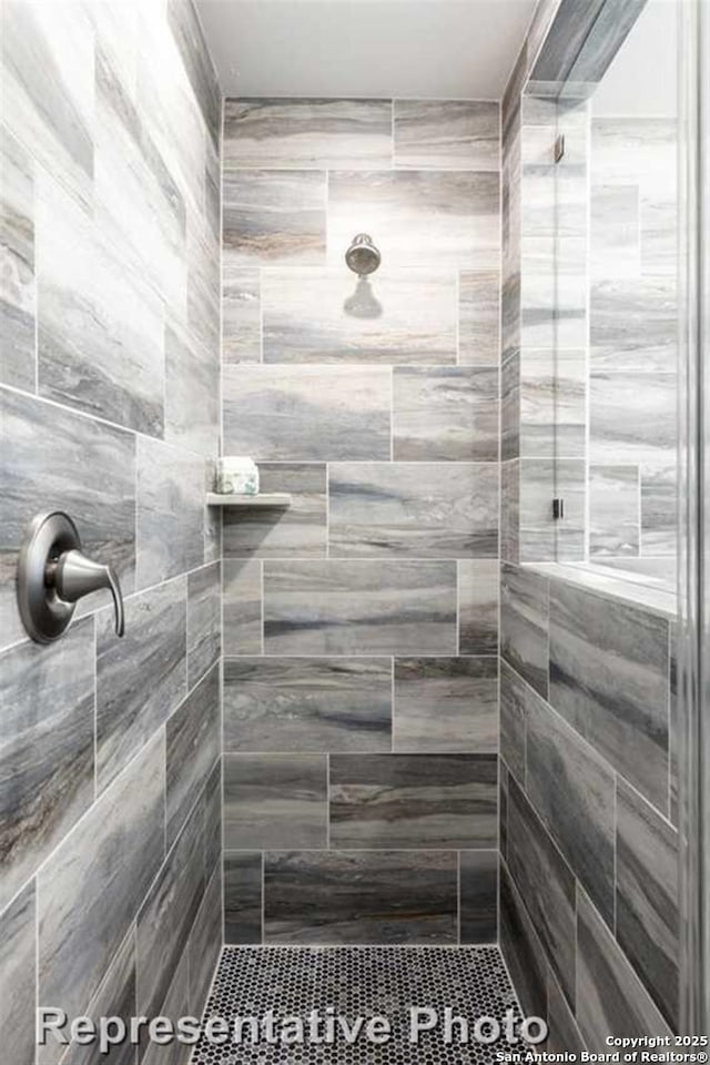 bathroom featuring tiled shower