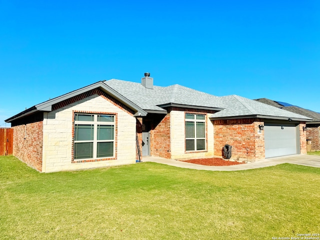 view of front of home featuring a front lawn and a garage