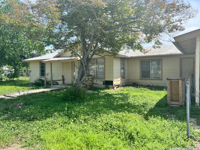 view of front of property with a front yard