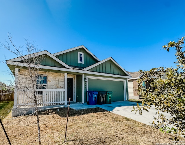 view of front of house with covered porch and a garage