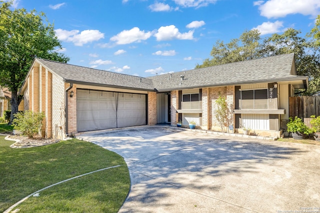 ranch-style house featuring a front lawn and a garage