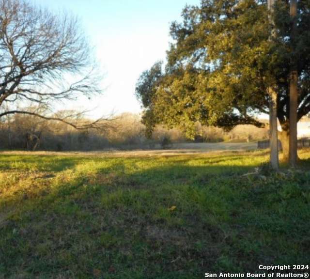 Listing photo 2 for 309 Fm 471 N, Castroville TX 78009