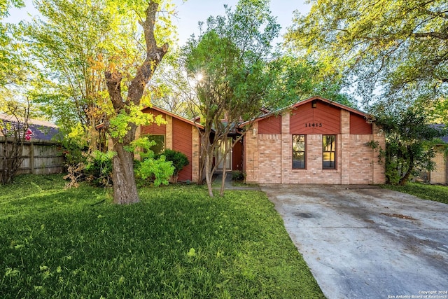 view of front of house featuring a front lawn