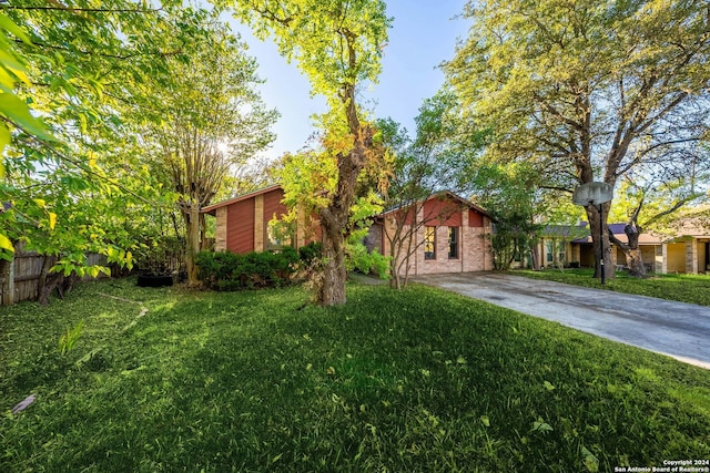 view of front facade featuring a front lawn